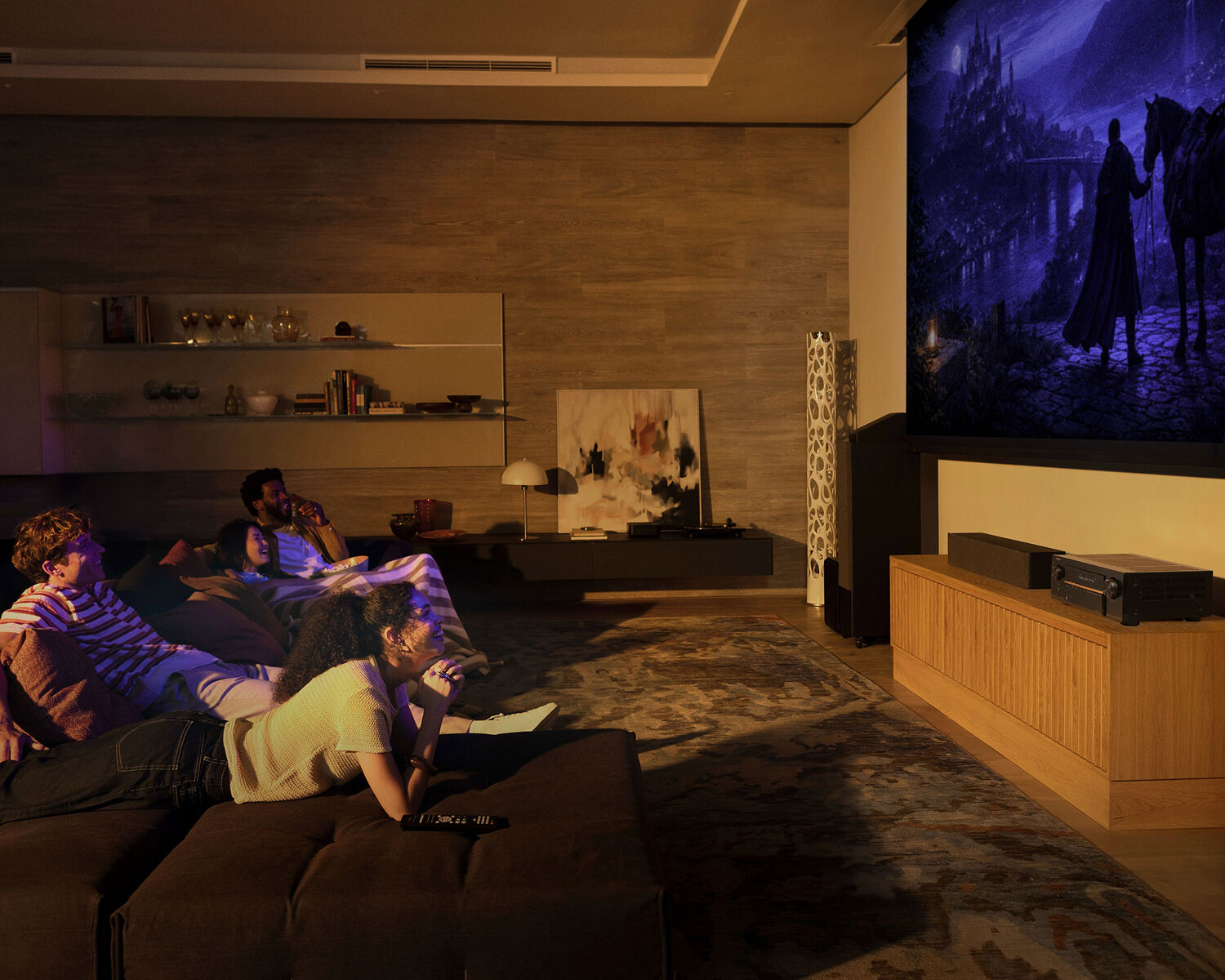 Denon AVC-X3900H, amplificador AV 9.4 canales con Dolby Atmos, ambientado en sala de cine en casa